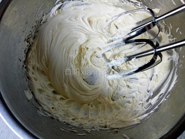 电动搅拌器不开档，先把糖粉和黄油搅拌一下以免打发的时候糖粉四处飞溅。然后开始打发。

打发好的黄油体积膨大颜色变浅。