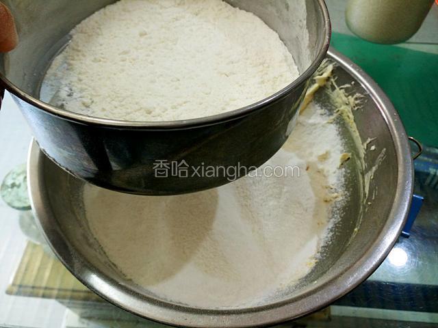 将低粉和玉米淀粉混合并筛入。