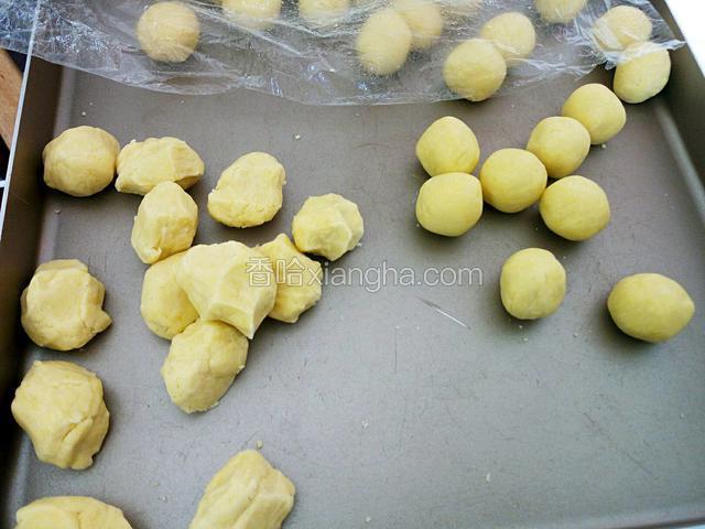 从冰箱里出取出冷藏好的面团，分成大小约十克左右的小剂子，搓圆成小球。
（对了，边搓边按最好。就是搓一个按一个防止干了。）