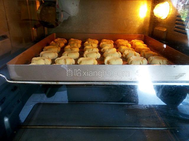 送入预热好的烤箱，上下火180℃烤15分钟左右。