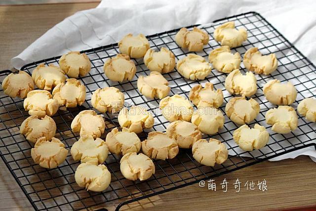 出炉后移至烤网冷却。