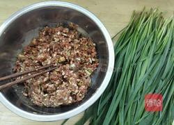 牛肉韭菜馅饼的做法图解1