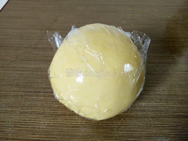 用保鲜膜或保鲜袋包好面团放入冰箱冷藏一个小时。