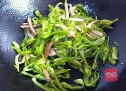 青椒香干炒肉丝的做法图解5