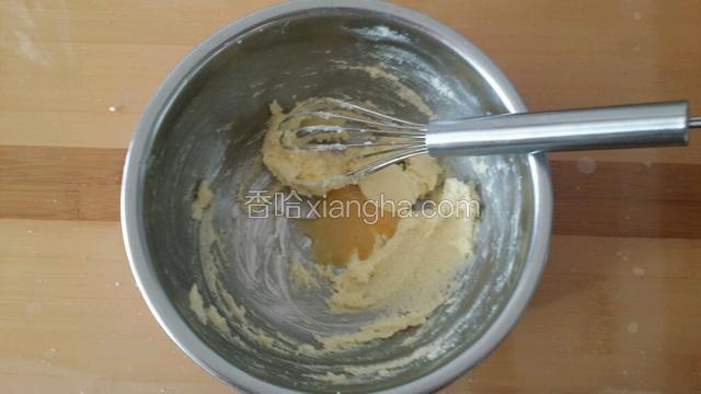 分三次加入蛋液 每次搅拌均匀后再加入