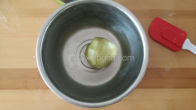 揉成光滑的面团备用