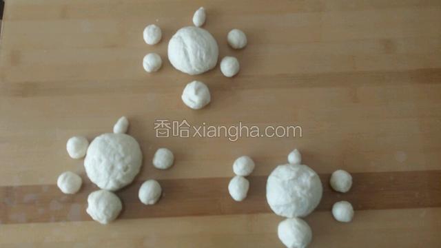 把稍微大些的面团分别做三套头尾 四肢