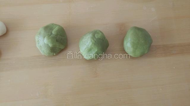 把菠萝皮也分成三等份