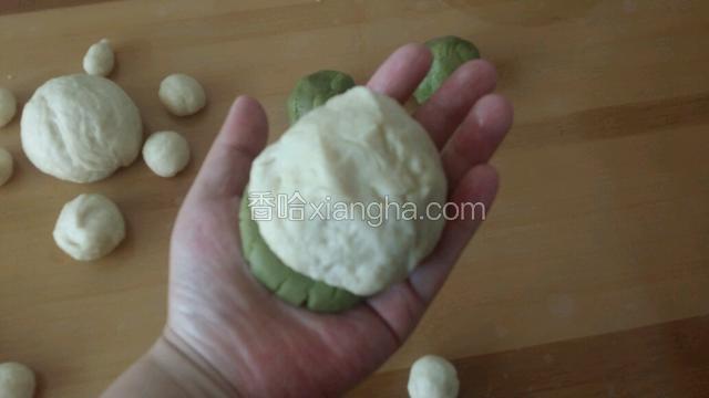 手里握一个菠萝皮 另一只手拿一个面团往里按