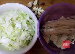 白菜冻豆腐炖粉条的做法图解1