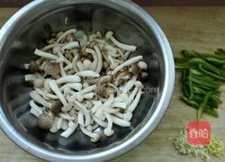 尖椒蚝油炒双菇的做法图解1
