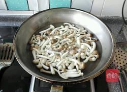 尖椒蚝油炒双菇的做法图解2