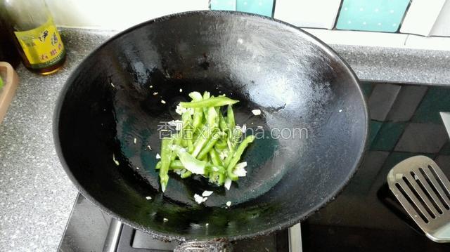 然后下入尖椒丝煸炒几下