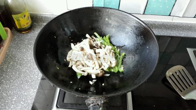 下入焯过水的蟹味菇和海鲜菇