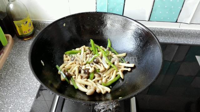 岀锅前点二滴鸡汁即可岀锅