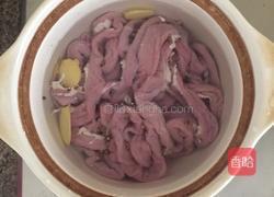 粉肠酸菜煲的做法图解3