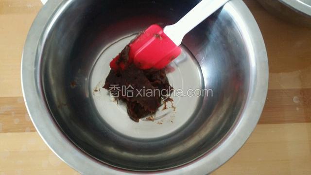 枣泥里加入油搅拌均匀