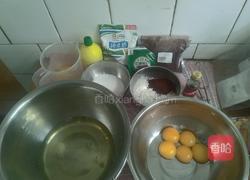 巧克力中空戚风蛋糕的做法图解2