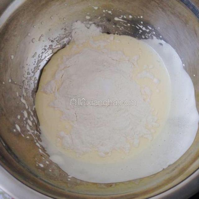 筛入低筋粉和泡打粉