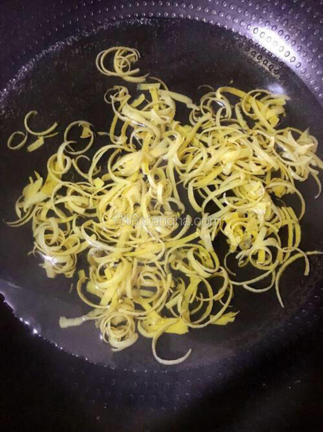 无油锅里放入煮好的柚子皮加点水烧开
