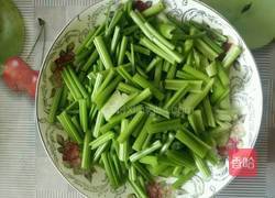 芹菜炒粉条的做法图解1