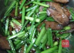 韭菜花炒烟熏肉的做法图解6