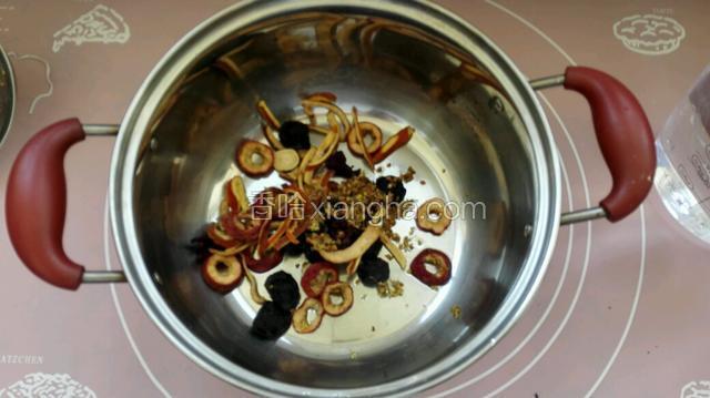 其它食材一起冲洗干净