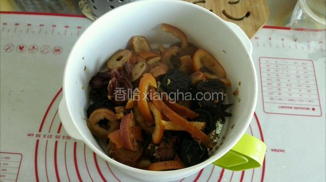 然后用漏匀过去渣料，只留下酸梅汤