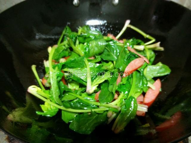 倒入菠菜，翻炒断生。