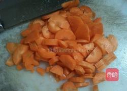 胡萝卜菜花炒肉片的做法图解1