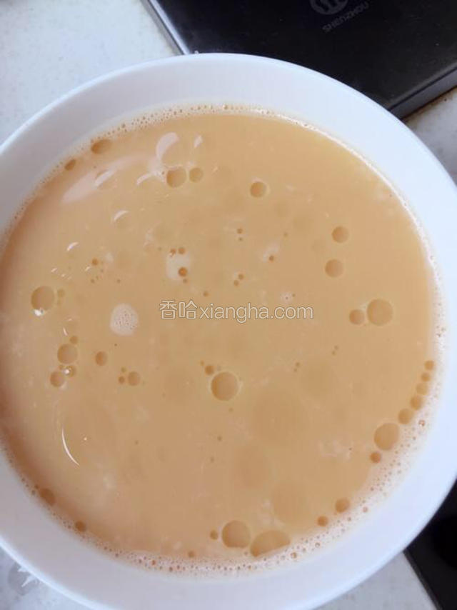 用厨房纸吸收浮起的沫子，这样蒸出来的鸡蛋没有窟窿眼，最后滴几滴食用油