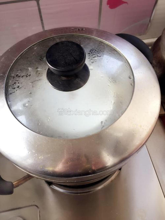 将蒸锅的水开后放入鸡蛋，并将碗面上盖一个盘子，这样蒸出来的鸡蛋汽水肉很嫩（蒸鸡蛋是一样的步骤）