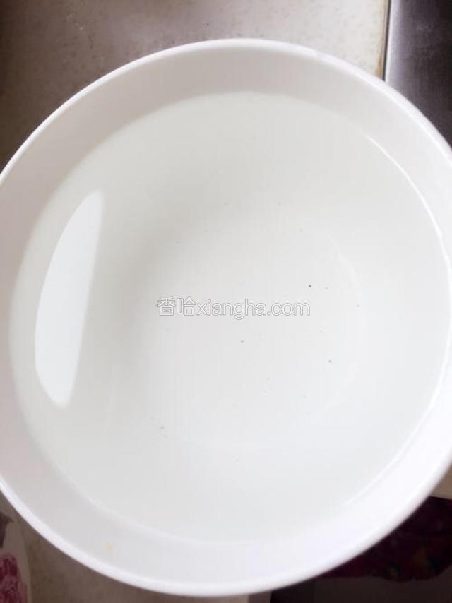继续搅拌将肉和鸡蛋混合一起，加入温水