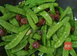 荷兰豆炒腊肠的做法图解2