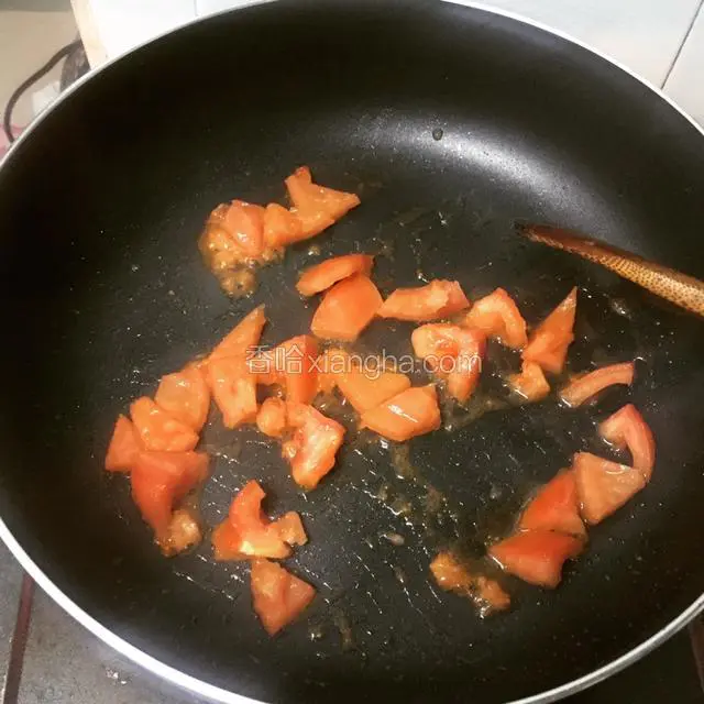 烧红锅，下少油，把蕃茄炒一炒。