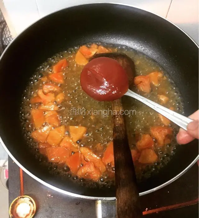 倒一碗清水，煮滚后，放一汤匙酱油，一汤匙蕃茄酱，搅拌均匀后，放少许的芡水，滚后。（关小火）