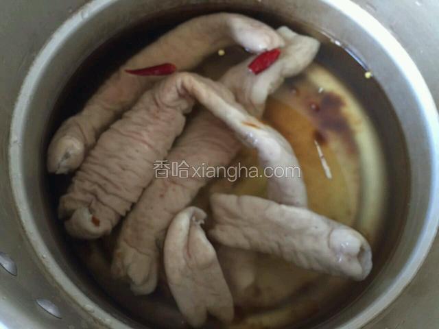 将猪大肠放入高压锅，加入适量的水，盐，料酒，姜片，耗油，红干辣椒，压20分钟