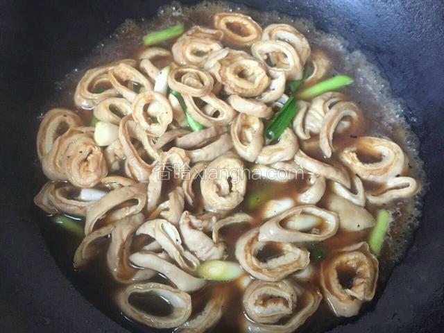 加入刚才高压锅的汤汁，煮片刻
