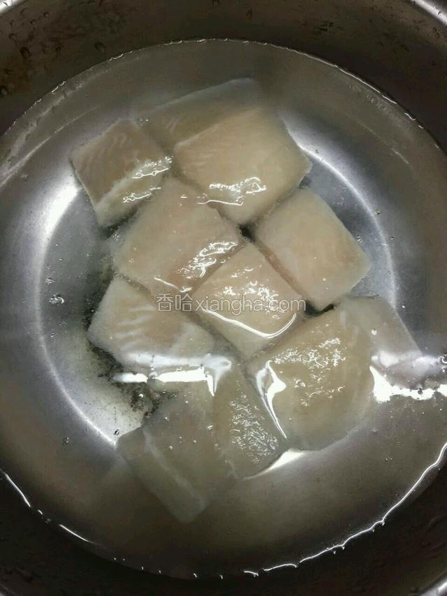 把巴沙鱼块放入水里解冻