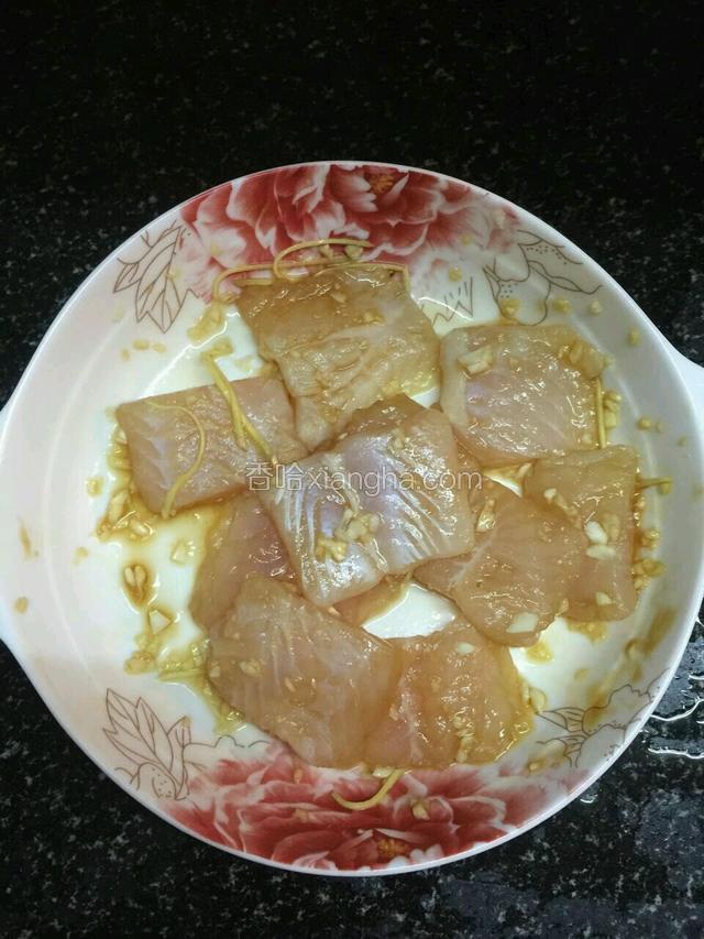 用厨房纸吸干水分，放入盘子里，倒入料酒，蚝油，盐，姜丝搅拌均匀，腌制十分钟