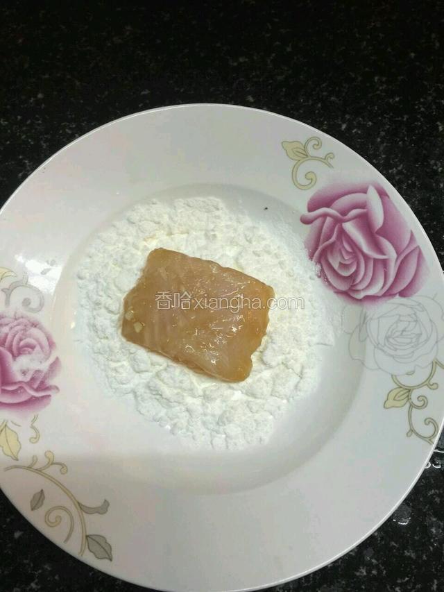 十分钟后，把鱼块粘上一层玉米淀粉