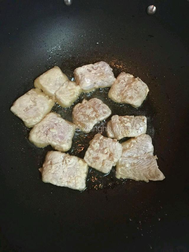 热好油锅，把鱼块放入，小火煎