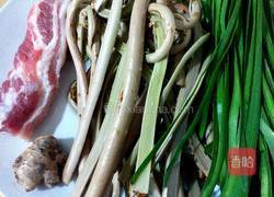 五花肉炒蕨菜的做法图解1