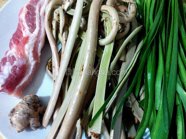材料五花肉、蕨菜、韭菜、姜。(这是自己上山摘的蕨菜、蕨菜要冷水下锅煮沸腾后捞起、用冷水浸泡一两天、中间换几次水、浸泡掉黏质和土腥味、才可食用)