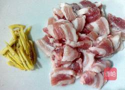 五花肉炒蕨菜的做法图解2