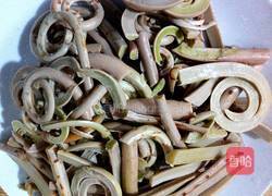 五花肉炒蕨菜的做法图解3