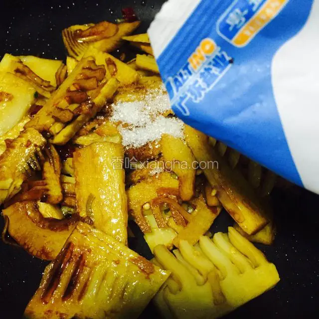 倒入适量糖和盐调味