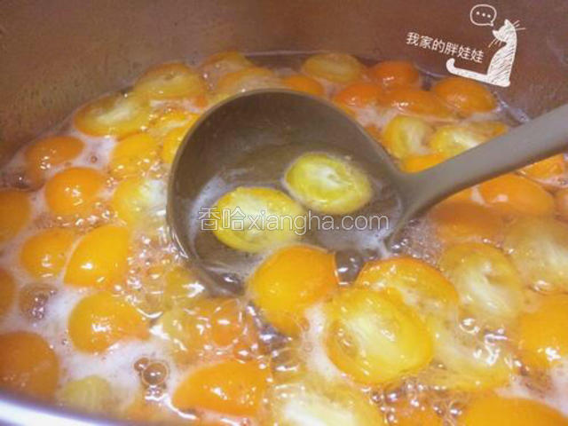 用勺子搅拌均匀