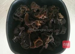 洋葱拌木耳的做法图解1