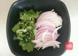 洋葱拌木耳的做法图解2